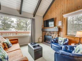 Cozy Estes Park Condo with Balcony and Fireplace!, hotel in Estes Park