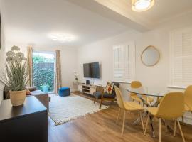 Lovely 1 Bed Apartment With FREE PARKING & Garden, hotel dengan parkir di Cherry Hinton