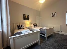 79 Hambledon-2Bed upstairs flat, khách sạn ở Blyth