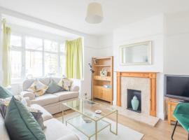 Charming Central Family Home, holiday home in Cambridge