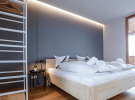 Penthousewohnung mit Bergblick - klimatisiert, cheap hotel in Klaus