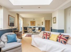 Stunning 3 Bedroom Home with Terrace & Parking, hotel en Trumpington