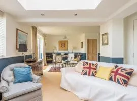 Stunning 3 Bedroom Home with Terrace & Parking