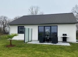 NEU! Modernes Ferienhaus Schwanbeck, hotel in Dassow