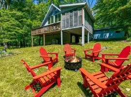 Wooded family-size Chalet with Fire pit & Hot tub!