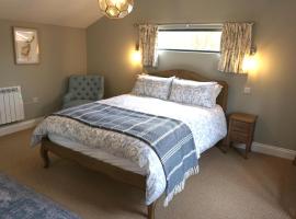 The Cabin at the Croft - Luxury rural retreat perfect for couples, hotel with parking in Leigh