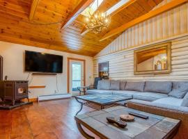 Hills Pond Cozy Cabin~ Lakeview~ 2 Wood Fireplaces, villa i Alton
