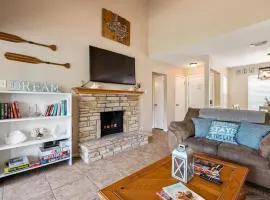 Canyon Lake Spacious w Balcony Pool & Comfy Beds