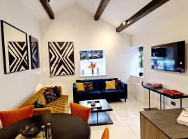 The Hamilton luxury holiday let's- Holly Barn, hotel in Scorton