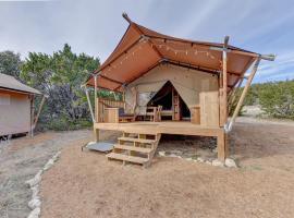 Tent #3 - Glamping on a Winery in Texas Hill Country، خيمة فخمة في جونسون سيتي