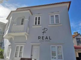 Real Guest House, hotel v mestu Costa da Caparica