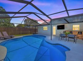 Backyard Oasis! 2 mi to Pier with Pool, Patio Bar & Putting Green, hotel sa Safety Harbor