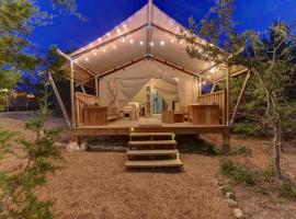 Tent#5-Camping Tent on a Winery in Texas Hill Country، فندق في جونسون سيتي