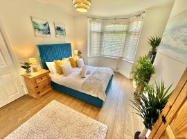 Large Four Bedroom - With Hot Tub and Parking - Sleeps 8, hôtel à Poole