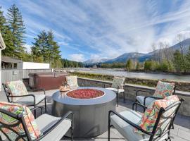 Riverfront Home with Deck, Near Mount Rainier!, Villa in Packwood
