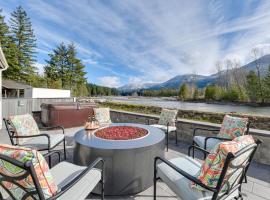 Riverfront Home w/ Deck, Near Mount Rainier!, hotel a Packwood
