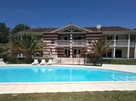 Maison 3 chambres avec piscine proche plage, hôtel à Soulac-sur-Mer