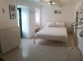Το σπιτάκι στον παραδοσιακό οικισμό Λειβαδίων Άνδρου