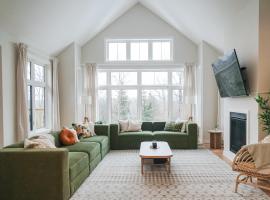 4BR Entire private modern cottage - Hilltop view, levný hotel v destinaci Huntsville