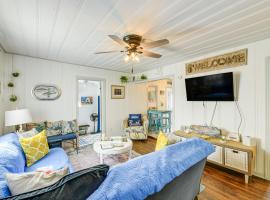 Cozy Texas Cottage Less Than 2 Mi to Rockport Beach!، كوخ في روكبورت