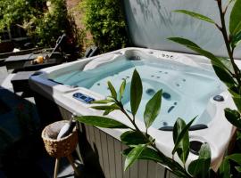 Executive Suite with Private Hot Tub SkyTV, hotel in Saffron Walden