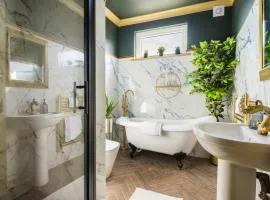 Luxury Versace 2 Bed Hot Tub Pool Table Sky Tv