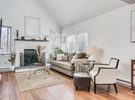 BBQ Ready Long Pond Retreat with Shared Pool Access, vila v mestu Long Pond