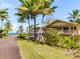 Charming Pahoa Retreat with Deck - 1 Block to Ocean!