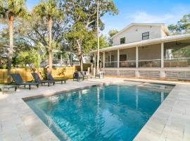 1st Block E Hudson - Green Wave - Newly Remodeled - Pool and Hot Tub - Ideal Central Location, hotel in Folly Beach