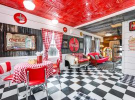 Fifties Diner-Style Llano Home with Shared Fire Pit, hotel v destinaci Llano