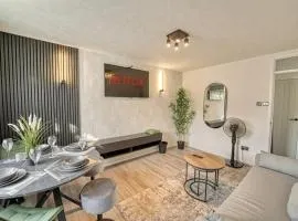 Modern 1BR Apt Netflix, Parking, M6 Access