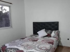 Alojamiento temporario, cheap hotel in Lanús