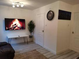 Newly Renovated Cosy 1 bed flat, 4 minutes walk to Town Centre, 3 minutes walk to the train station, Free parking, Modern, fresh and spacious living room, Netflix ready smart TV, Wifi, apartamento em Wellingborough