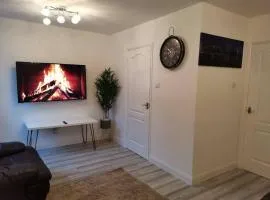 Newly Renovated Cosy 1 bed flat, 4 minutes walk to Town Centre, 3 minutes walk to the train station, Free parking, Modern, fresh and spacious living room, Netflix ready smart TV, Wifi