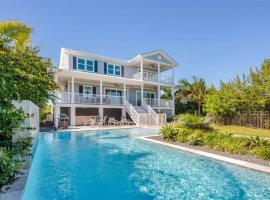 Contemporary Waves by Brightwild-Huge Pool, Dock, hotel in Stock Island