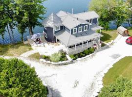 Waterfront Cottage w Sauna on Sharbot Lake, ξενοδοχείο σε Sharbot Lake