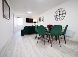 New Cardiff Bloc Exclusive Apartments By Prime Stays - Shops and Parking - Great for Groups and Families, hotel in Cardiff