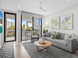 Lakeside 2-Bed with Private Patio & Secure Parking, villa in Kawana Waters