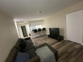 Private room. 5 mins from Freemont. 10 mins from strip, sted med privat overnatting i Las Vegas
