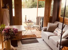 Cosy Shepherds hut Between Maple and Hawthorn, gistiheimili í Mountshannon