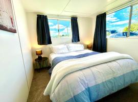 Comfy and Cosy at the lake, hotel with parking in Mangakino