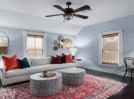 Enchanted Haus walk to Main hot tub on balcony、フレデリックスバーグのホテル