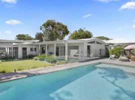 Heated Swimming Pool and Walk To Beach, holiday home in Bateau Bay