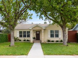 Charming Home in Downtown McAllen، كوخ في ماكالين