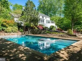 Tara Retreat: Family-Friendly Oasis with Pool, Tennis & Serene Ambiance in Potomac