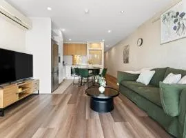 2BR CBD Apt Swimming Pool Sauna SPA CBD