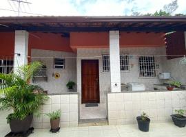Casa charmosa com varanda.ideal para trabalho., hotel em Niterói