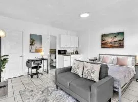 Executive Studio Hollywood Blvd & Near Beach