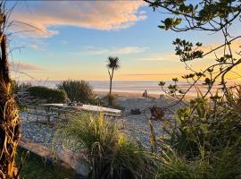 Drifting Sands Beachfront Retreat: Hokitika şehrinde bir otel