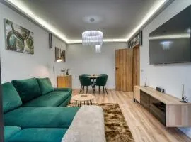 City Chic Retreat: Newly Renovated 1BR Apartment
